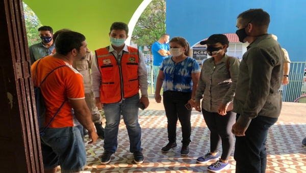Gladson Cameli antecipa e visita a cidade de Tarauacá nesta terça para ver de perto situação da enchente